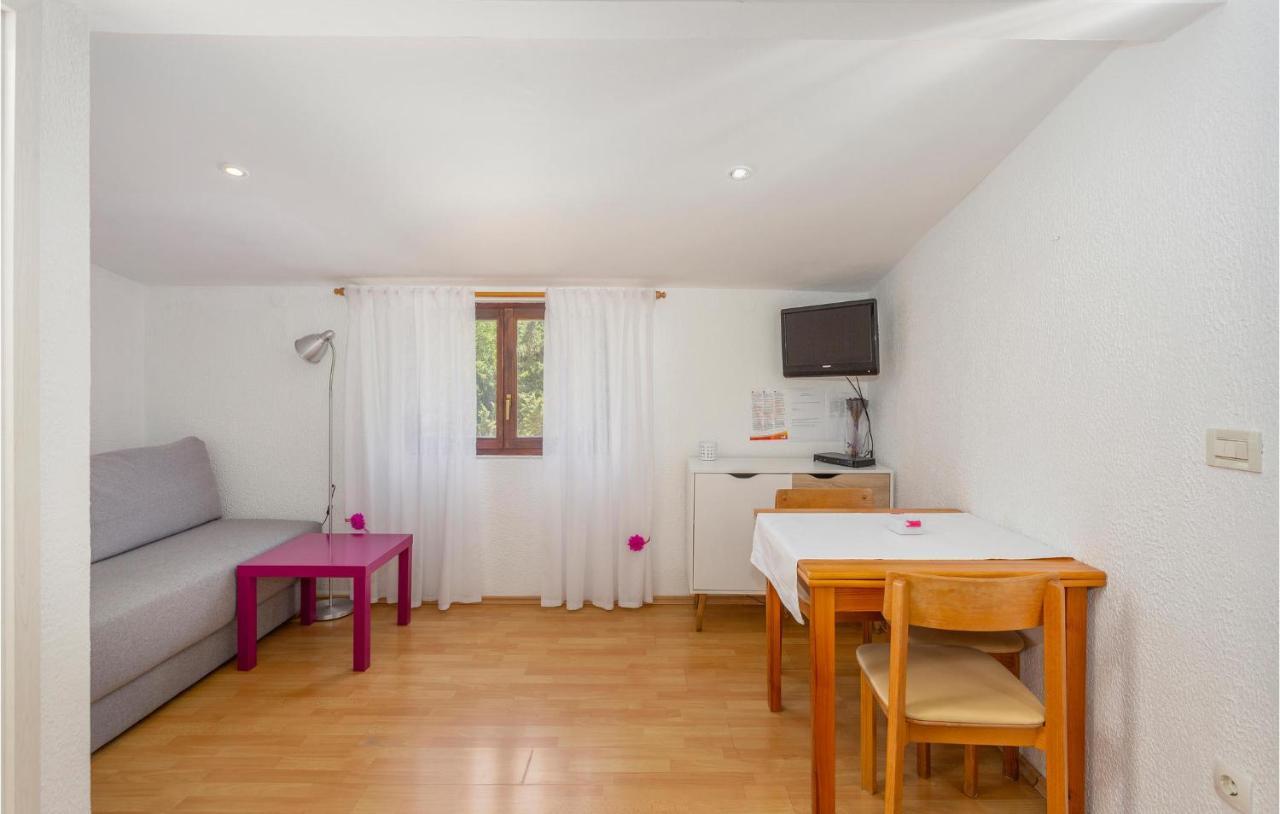 Beautiful Apartment In Omisalj With Kitchen Extérieur photo